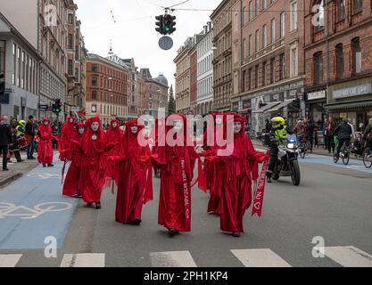 Kopenhagen, Dänemark, 25. März 2023, Extinction Rebellion protesters and the Red Rebbel Brigade marschieren durch die Straßen von Kopenhagen, Credit: Stig Alenas/Alamy live News Stockfoto