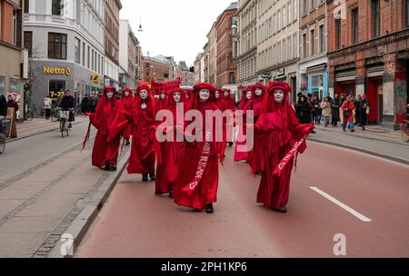 Kopenhagen, Dänemark, 25. März 2023, Extinction Rebellion protesters and the Red Rebbel Brigade marschieren durch die Straßen von Kopenhagen, Credit: Stig Alenas/Alamy live News Stockfoto