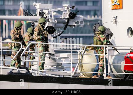 Spezialeinheiten, die während einer Demonstration gegen Piraterie ein Schiff betreten. Rotterdam, 3. September 2016 Stockfoto