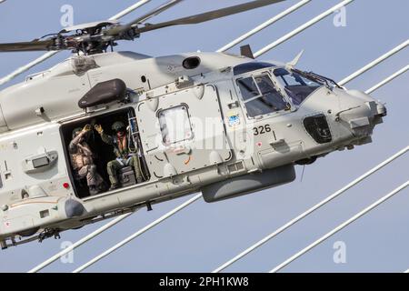 Royal Netherlands Navy (Marineluchtvaartdienst) NH90 Hubschrauber fliegen während der World Harbour Days in Rotterdam. September 8, 2012 Stockfoto