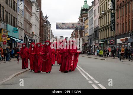 Kopenhagen, Dänemark, 25. März 2023, Extinction Rebellion protesters and the Red Rebbel Brigade marschieren durch die Straßen von Kopenhagen, Credit: Stig Alenas/Alamy live News Stockfoto