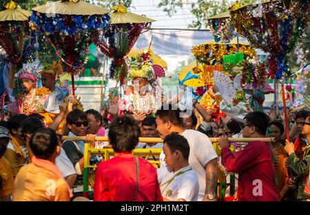 Junge Shan-Jungs, die als Sang Long in bunten Kostümen bezeichnet werden, werden während einer Prozessparade im Rahmen des Poy Sang Long Festivals getragen, einer rituellen Feier buddhistischer Novizisten im Wat Ku Tao Tempel. POY Sang Long ist eine buddhistische Ortungszeremonie für Anfänger des Shan-Volkes, die auch als Tai-Yai-Stamm in Myanmar und im nördlichen Teil Thailands bezeichnet wird, aber anders als jede andere Zeremonie dieser Art im Land. Junge Jungen im Alter zwischen sieben und 14 Jahren, bekannt als die „Crystal Sons“, werden als Anfänger geweiht, um die buddhistischen Doktrinen zu erlernen, um Verdienste für ihre Eltern und Familien zu erlangen. Stockfoto