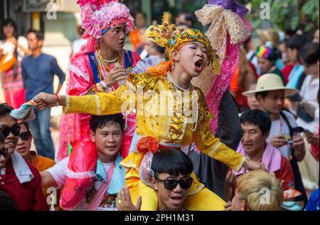 Junge Shan-Jungs, die als Sang Long in bunten Kostümen bezeichnet werden, werden während einer Prozessparade im Rahmen des Poy Sang Long Festivals getragen, einer rituellen Feier buddhistischer Novizisten im Wat Ku Tao Tempel. POY Sang Long ist eine buddhistische Ortungszeremonie für Anfänger des Shan-Volkes, die auch als Tai-Yai-Stamm in Myanmar und im nördlichen Teil Thailands bezeichnet wird, aber anders als jede andere Zeremonie dieser Art im Land. Junge Jungen im Alter zwischen sieben und 14 Jahren, bekannt als die „Crystal Sons“, werden als Anfänger geweiht, um die buddhistischen Doktrinen zu erlernen, um Verdienste für ihre Eltern und Familien zu erlangen. Stockfoto