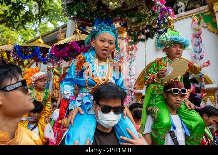 Junge Shan-Jungs, die als Sang Long in bunten Kostümen bezeichnet werden, während einer Prozessionsparade im Rahmen des Poy Sang Long Festivals, einer rituellen Feier buddhistischer Novizisten im Wat Ku Tao Tempel. POY Sang Long ist eine buddhistische Ortungszeremonie für Anfänger des Shan-Volkes, die auch als Tai-Yai-Stamm in Myanmar und im nördlichen Teil Thailands bezeichnet wird, aber anders als jede andere Zeremonie dieser Art im Land. Junge Jungen im Alter zwischen sieben und 14 Jahren, bekannt als die „Crystal Sons“, werden als Anfänger geweiht, um die buddhistischen Doktrinen zu erlernen, um Verdienste für ihre Eltern und Familien zu erlangen. Stockfoto