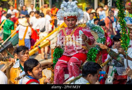 Ein junger, ethnischer Shan-Junge, der als Sang Long in bunten Kostümen bezeichnet wird, wird während einer Prozessparade im Rahmen des Poy Sang Long Festivals getragen, einer rituellen Feier buddhistischer Novizisten im Wat Ku Tao Tempel. POY Sang Long ist eine buddhistische Ortungszeremonie für Anfänger des Shan-Volkes, die auch als Tai-Yai-Stamm in Myanmar und im nördlichen Teil Thailands bezeichnet wird, aber anders als jede andere Zeremonie dieser Art im Land. Junge Jungen im Alter zwischen sieben und 14 Jahren, bekannt als die „Crystal Sons“, werden als Anfänger geweiht, um die buddhistischen Doktrinen zu erlernen, um Verdienste für ihre Eltern und Familien zu erlangen. Stockfoto