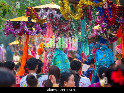 Junge Shan-Jungs, die als Sang Long in bunten Kostümen bezeichnet werden, werden während einer Prozessparade im Rahmen des Poy Sang Long Festivals getragen, einer rituellen Feier buddhistischer Novizisten im Wat Ku Tao Tempel. POY Sang Long ist eine buddhistische Ortungszeremonie für Anfänger des Shan-Volkes, die auch als Tai-Yai-Stamm in Myanmar und im nördlichen Teil Thailands bezeichnet wird, aber anders als jede andere Zeremonie dieser Art im Land. Junge Jungen im Alter zwischen sieben und 14 Jahren, bekannt als die „Crystal Sons“, werden als Anfänger geweiht, um die buddhistischen Doktrinen zu erlernen, um Verdienste für ihre Eltern und Familien zu erlangen. Stockfoto