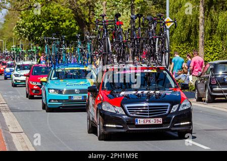 Fahrräder auf einem Auto, die Radfahrern während der zweiten Etappe von Giro d Italia folgen. Niederlande - 7. Mai 2016 Stockfoto