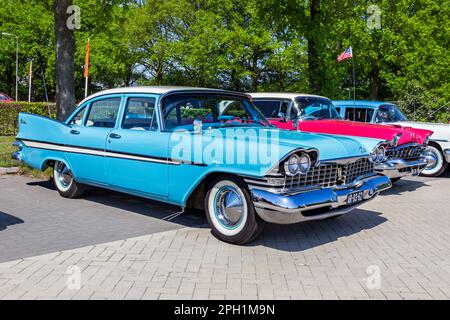 1959 Plymouth Belvedere Oldtimer-Fahrzeug, das zusammen mit anderen älteren Fahrzeugen geparkt wird. Den Bosch, Niederlande - 8. Mai 2016 Stockfoto