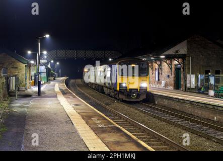 Der Zug der Northern Rail Klasse 150 DMU fährt nachts am kleinen Whaley Bridge Bahnhof mit 2 Bahnhöfen in Derbyshire an. Stockfoto