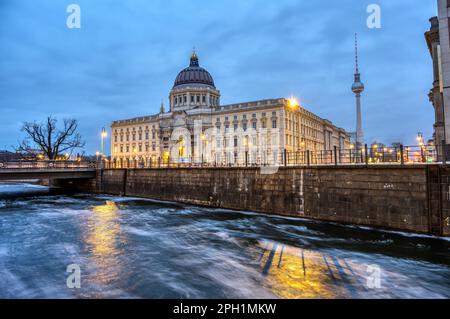 Der wiederaufgebaute Berliner Stadtpalast und der berühmte Fernsehturm in der Dämmerung Stockfoto