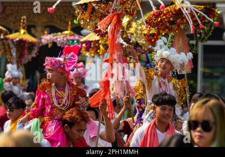 Junge Shan-Jungs, die als Sang Long in bunten Kostümen bezeichnet werden, werden während einer Prozessparade im Rahmen des Poy Sang Long Festivals getragen, einer rituellen Feier buddhistischer Novizisten im Wat Ku Tao Tempel. POY Sang Long ist eine buddhistische Ortungszeremonie für Anfänger des Shan-Volkes, die auch als Tai-Yai-Stamm in Myanmar und im nördlichen Teil Thailands bezeichnet wird, aber anders als jede andere Zeremonie dieser Art im Land. Junge Jungen im Alter zwischen sieben und 14 Jahren, bekannt als die „Crystal Sons“, werden als Anfänger geweiht, um die buddhistischen Doktrinen zu erlernen, um Verdienste für ihre Eltern und Familien zu erlangen. (Ph Stockfoto