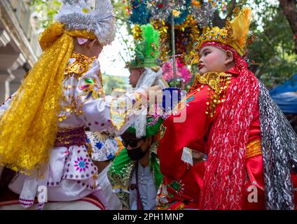 Junge Shan-Jungs, die als Sang Long in bunten Kostümen bezeichnet werden, werden während einer Prozessparade im Rahmen des Poy Sang Long Festivals getragen, einer rituellen Feier buddhistischer Novizisten im Wat Ku Tao Tempel. POY Sang Long ist eine buddhistische Ortungszeremonie für Anfänger des Shan-Volkes, die auch als Tai-Yai-Stamm in Myanmar und im nördlichen Teil Thailands bezeichnet wird, aber anders als jede andere Zeremonie dieser Art im Land. Junge Jungen im Alter zwischen sieben und 14 Jahren, bekannt als die „Crystal Sons“, werden als Anfänger geweiht, um die buddhistischen Doktrinen zu erlernen, um Verdienste für ihre Eltern und Familien zu erlangen. (Ph Stockfoto