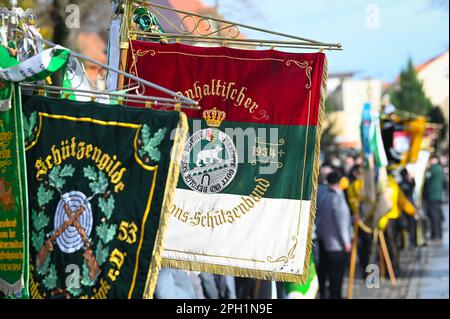 25. März 2023, Sachsen-Anhalt, Lutherstadt Wittenberg: Die traditionellen Flaggen der Schießclubs werden am 33. Verbandstag des staatlichen Schießverbandes ausgestellt. Mit 19.900 Mitgliedern in 455 Vereinen in den neuen Bundesstaaten ist die Land Shooting Association der viertgrößte Berufsverband der Land Sports Federation. Foto: Heiko Rebsch/dpa/ZB Stockfoto