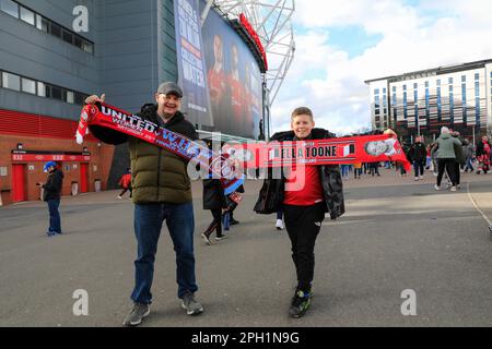 Fans zeigen ihre Farben vor dem FA Women's Super League-Spiel Manchester United Women vs West Ham United Women im Old Trafford, Manchester, Großbritannien, 25. März 2023 (Foto von Conor Molloy/News Images) Stockfoto