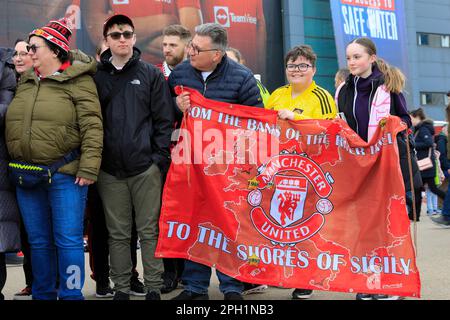 Fans zeigen ihre Farben vor dem FA Women's Super League-Spiel Manchester United Women vs West Ham United Women im Old Trafford, Manchester, Großbritannien, 25. März 2023 (Foto von Conor Molloy/News Images) Stockfoto