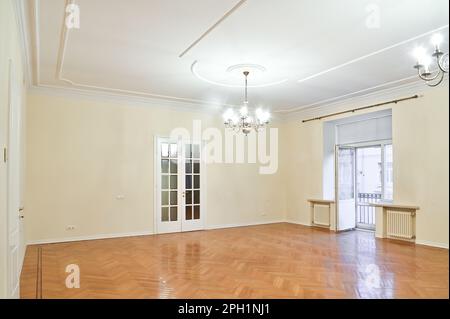 Leerer, geräumiger, heller Raum im Apartment zum Verkauf. Stockfoto
