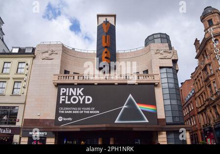 London, Großbritannien. 25. März 2023 Eine digitale Reklametafel vor dem Vue Cinema am Leicester Square feiert den 50. Jahrestag der Neuausstellung von Pink Floyds legendärem Album „The Dark Side of the Moon“. Kredit: Vuk Valcic/Alamy Live News Stockfoto
