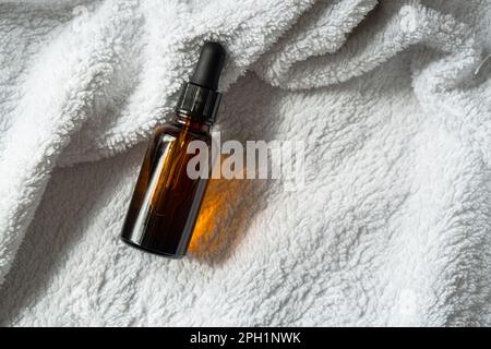 Braunglas Serum-Öl-Tropfflasche Modell, Kosmetikbehälter Tageslichtaufnahme Stockfoto