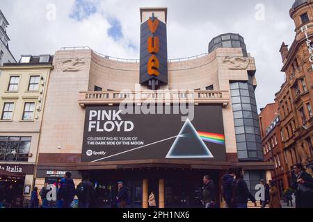 London, Großbritannien. 25. März 2023 Eine digitale Reklametafel vor dem Vue Cinema am Leicester Square feiert den 50. Jahrestag der Neuausstellung von Pink Floyds legendärem Album „The Dark Side of the Moon“. Kredit: Vuk Valcic/Alamy Live News Stockfoto