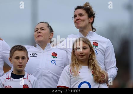 Newcastle am Samstag, den 25. März 2023. Sarah Hunter aus England hält während der Nationalhymne vor dem Tik Tok Women's Six Nations Match zwischen England Women und Scotland Women im Kingston Park, Newcastle, am Samstag, den 25. März 2023, Tränen zurück. (Foto: Chris Lishman | MI News) Kredit: MI News & Sport /Alamy Live News Stockfoto