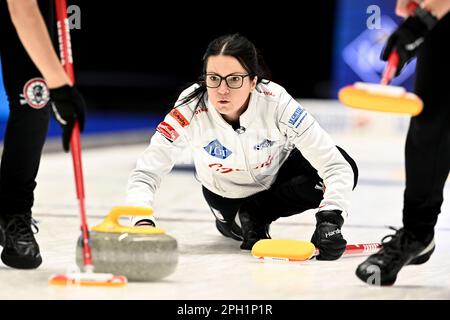 Kerri Einarson, Kanada, in Aktion während des Spiels zwischen Norwegen und Kanada während des Halbfinals der LGT World Women’s Curling Championship bei G Stockfoto