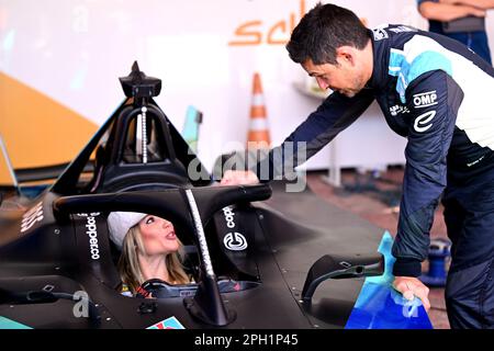 3/25/2023 - Leticia Bufoni, brasilianische Professional Street Skateboarder, mit Bruno Correia, Safety Car Driver während der Formel-E-Runde 6 - Sao Paulo E-Prix in Sao Paulo, Brasilien. (Foto: Simon Galloway/Motorsport Images/Sipa USA) Stockfoto