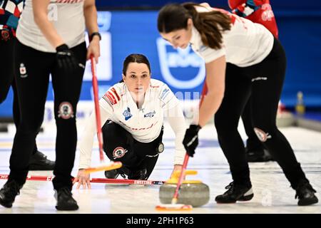 Val Sweeting, Kanada, in Aktion während des Spiels zwischen Norwegen und Kanada während des Halbfinals der LGT World Women’s Curling Championship in Gor Stockfoto