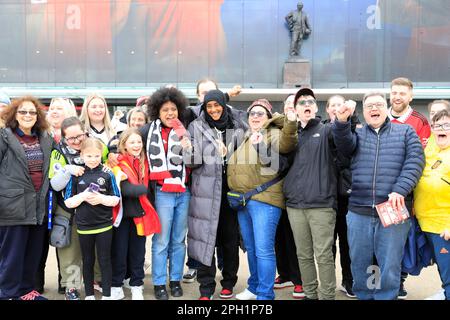 Fans zeigen ihre Farben vor dem FA Women's Super League-Spiel Manchester United Women vs West Ham United Women im Old Trafford, Manchester, Großbritannien, 25. März 2023 (Foto von Conor Molloy/News Images) in Manchester, Großbritannien, am 3./25. März 2023. (Foto von Conor Molloy/News Images/Sipa USA) Stockfoto