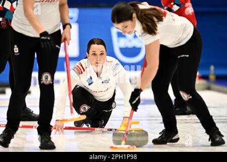 Val Sweeting, Kanada, in Aktion während des Spiels zwischen Norwegen und Kanada während des Halbfinals der LGT World Women’s Curling Championship in der Goransson Arena in Sandviken, Schweden, am 25. März 2023. Foto: Jonas Ekstromer/TT/Code 10030 Stockfoto