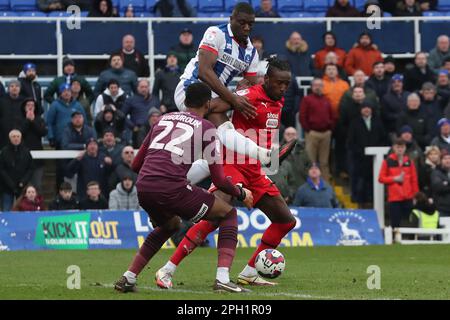 Hartlepool United's Josh Umerah kämpft am Samstag, den 25. März 2023, mit Leyton Orients Omar Beckles während des Spiels der Sky Bet League 2 zwischen Hartlepool United und Leyton Orient im Victoria Park, Hartlepool. (Foto: Mark Fletcher | MI News) Stockfoto