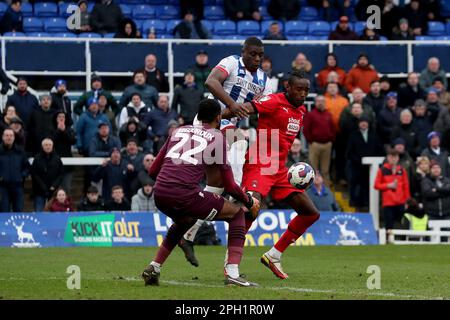 Hartlepool United's Josh Umerah kämpft am Samstag, den 25. März 2023, mit Leyton Orients Omar Beckles während des Spiels der Sky Bet League 2 zwischen Hartlepool United und Leyton Orient im Victoria Park, Hartlepool. (Foto: Mark Fletcher | MI News) Stockfoto