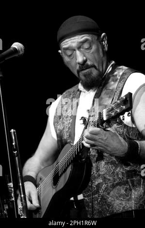 Mailand Italien 10/05/2004: Ian Anderson , Jethro Tull Live-Konzert im Nationaltheater Stockfoto