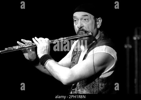 Mailand Italien 10/05/2004: Ian Anderson , Jethro Tull Live-Konzert im Nationaltheater Stockfoto