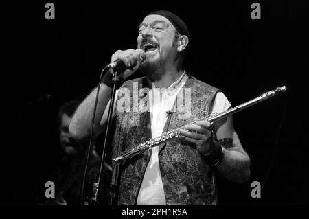 Mailand Italien 10/05/2004: Ian Anderson , Jethro Tull Live-Konzert im Nationaltheater Stockfoto