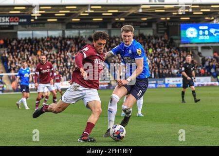 Haydon Roberts #15 von Derby County kreuzt den Ball unter dem Druck von Josh Knight #5 von Peterborough United während des Sky Bet League 1-Spiels Peterborough vs Derby County im Weston Homes Stadium, Peterborough, Großbritannien, 25. März 2023 (Foto von Mark Cosgrove/News Images) Stockfoto