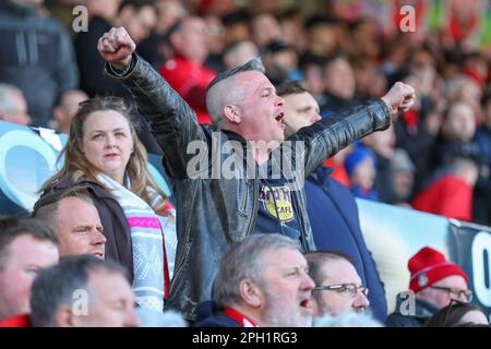 Ein Wrexham-Fan singt während des Vanarama National League-Spiels Wrexham gegen York City auf dem Rennplatz, Wrexham, Großbritannien, 25. März 2023 (Foto: Gareth Evans/News Images) Stockfoto