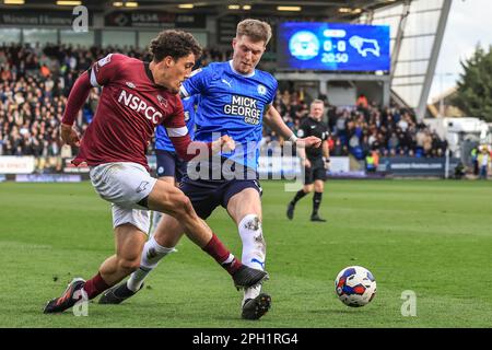 Haydon Roberts #15 von Derby County kreuzt den Ball unter dem Druck von Josh Knight #5 von Peterborough United während des Sky Bet League 1-Spiels Peterborough vs Derby County im Weston Homes Stadium, Peterborough, Großbritannien, 25. März 2023 (Foto von Mark Cosgrove/News Images) Stockfoto