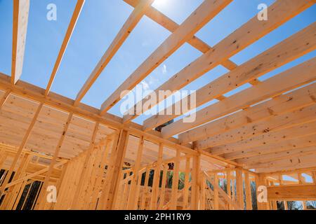 Während der Bauarbeiten wurde ein Holzrahmen getragen, der aus Trägern und Trägerträgern besteht Stockfoto