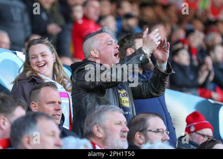 Ein Wrexham-Fan singt während des Vanarama National League-Spiels Wrexham gegen York City auf dem Rennplatz in Wrexham, Großbritannien. 25. März 2023. (Foto von Gareth Evans/News Images) in Wrexham, Vereinigtes Königreich, 3/25/2023. (Foto: Gareth Evans/News Images/Sipa USA) Guthaben: SIPA USA/Alamy Live News Stockfoto