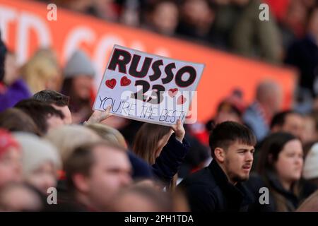 Fan mit einem Schild während des Warm-Up vor dem FA Women's Super League Match Manchester United Women vs West Ham United Women at Old Trafford, Manchester, Großbritannien, 25. März 2023 (Foto von Conor Molloy/News Images) Stockfoto