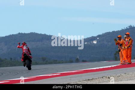 25. März 2023, Autodromo International do Algarve, Portimao, MOTO GP GRANDE PREMIO DE PORTUGAL 2023, beim Bildgewinner Francesco Bagnaia aus Italien winkt das Team Ducati Lenovo den Zuschauern zu. Stockfoto