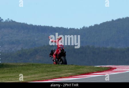 25. März 2023, Autodromo International do Algarve, Portimao, MOTO GP GRANDE PREMIO DE PORTUGAL 2023, beim Bildgewinner Francesco Bagnaia aus Italien winkt das Team Ducati Lenovo den Zuschauern zu. Stockfoto