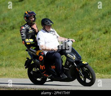 25. März 2023, Autodromo International do Algarve, Portimao, MOTO GP GRANDE PREMIO DE PORTUGAL 2023, auf dem Bild Luca Marini aus Italien wird das Mooney VR46 Racing Team mit einem Roller auf die Koppel gebracht. Stockfoto