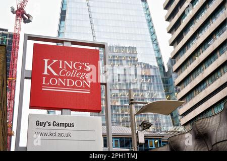 London, Großbritannien - 01. Februar 2019: Rot-weißes King's College Schild an der berühmten Forschungsuniversität, verschwommene moderne Gebäude im Hintergrund Stockfoto