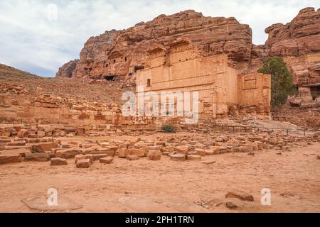 Überreste des Qasr Al Bint Tempels in Petra, Jordanien, Hintergrund der felsigen Berge Stockfoto