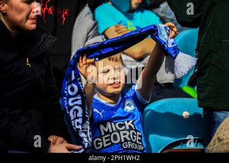 Peterborough, Großbritannien. 25. März 2023. Junger Peterborough-Fan während des Spiels der Sky Bet League 1 zwischen Peterborough und Derby County auf der London Road, Peterborough, am Samstag, den 25. März 2023. (Foto: Kevin Hodgson | MI News) Guthaben: MI News & Sport /Alamy Live News Stockfoto