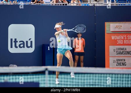 Miami Gardens, Florida, USA. 25. März 2023 [WTA] [12] L. Samsonova gegen [23] Q. Zheng (CHN) während des weltweiten Tennisturniers bei den Miami Open 2023 powered by Itau. Kredit: Yaroslav Sabitov/YES Market Media/Alamy Live News. Stockfoto