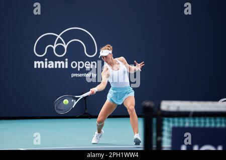 Miami Gardens, Florida, USA. 25. März 2023 [WTA] [12] L. Samsonova gegen [23] Q. Zheng (CHN) während des weltweiten Tennisturniers bei den Miami Open 2023 powered by Itau. Kredit: Yaroslav Sabitov/YES Market Media/Alamy Live News. Stockfoto