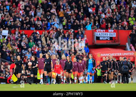 Manchester, Großbritannien. 25. März 2023. Die Teams werden vor dem FA Women's Super League-Spiel Manchester United Women vs West Ham United Women in Old Trafford, Manchester, Großbritannien, am 25. März 2023 (Foto von Conor Molloy/News Images) am 3./25. März 2023 in Manchester, Großbritannien, auf das Spielfeld geführt. (Foto: Conor Molloy/News Images/Sipa USA) Guthaben: SIPA USA/Alamy Live News Stockfoto