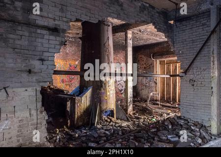 Im Inneren des verfallenen Kesselhauses in Brynmawr, Wales, die Ruinen der herrlichen Dunlop Rubber Factory (Dunlop Semtex), dem ersten denkmalgeschützten Nachkriegsgebäude Stockfoto